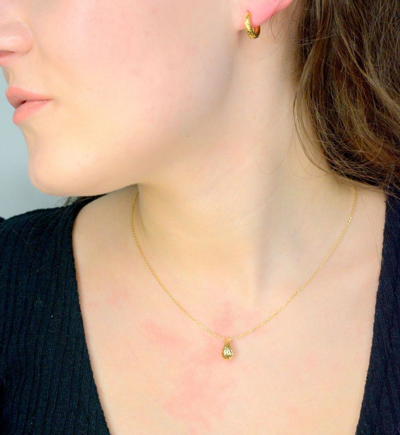 Złoty naszyjnik damski 375 mała kropla z ozdobnym grawerowaniem NA 3647A 375 Delikatny naszyjnik wykonany z najwyższej jakości złota próby 375. Złoty naszyjnik idealnie sprawdzi się w minimalistycznyc1.jpg